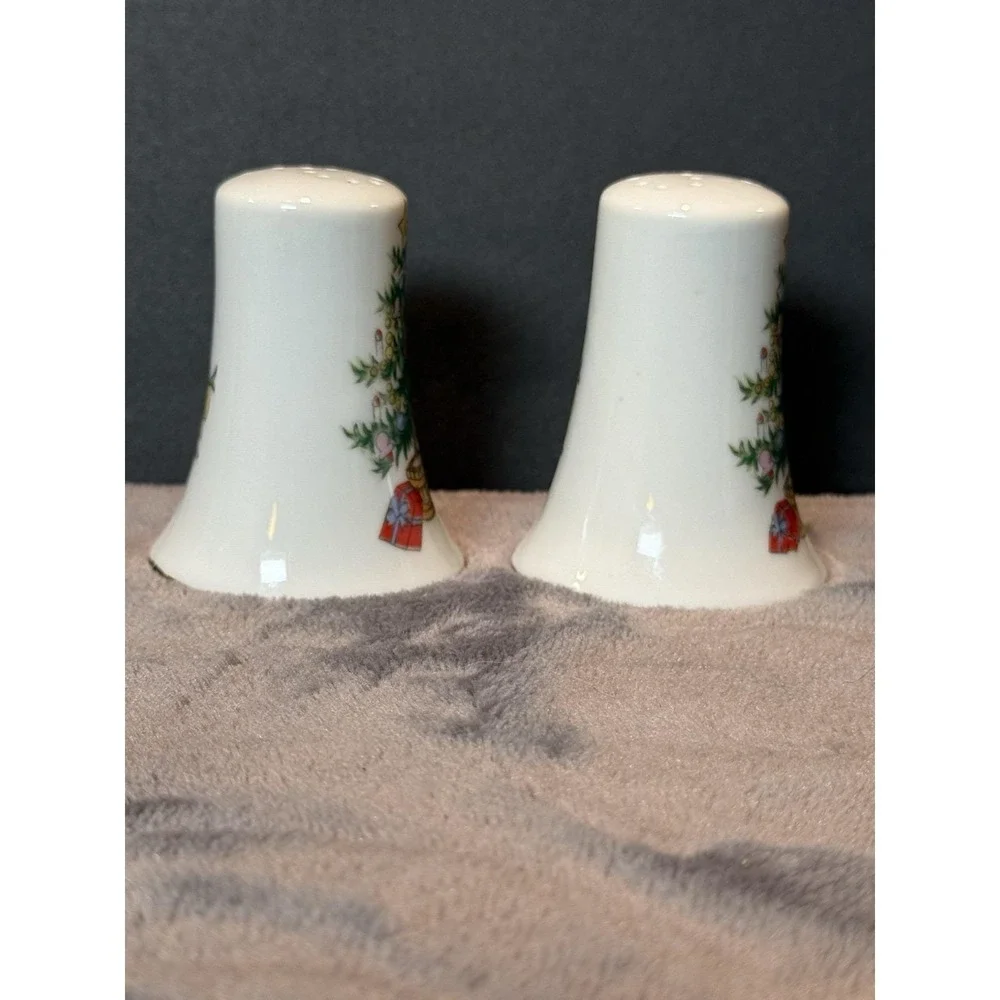 Vintage Lefton salt and pepper shakers Christmas tree Holly retro‎ cottage Farm